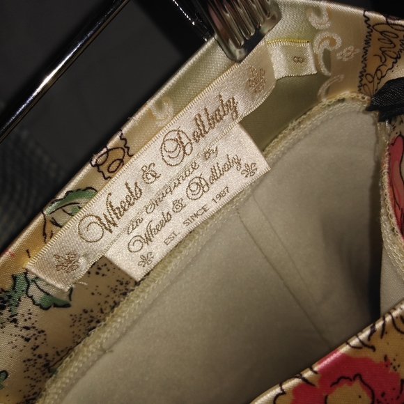 Floral Elegance Women's Pencil Skirt - Picture 5 of 8